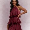 Boho-tyylinen minimekko röyhelöillä ja pääntiellä