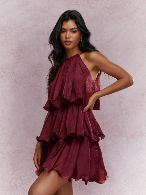 Boho-tyylinen minimekko röyhelöillä ja pääntiellä